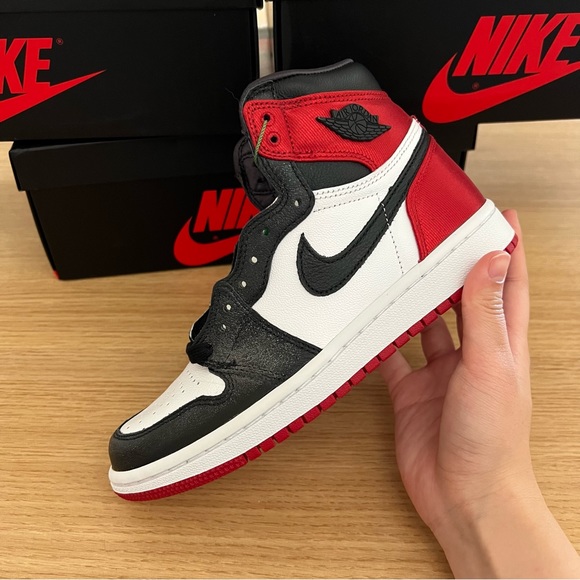 Jordan 1 Retro High Satin Black Toe - Picture 2 of 5